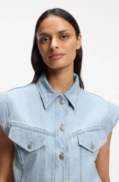 Regular-Fit Weste aus blauem marmoriertem Denim
