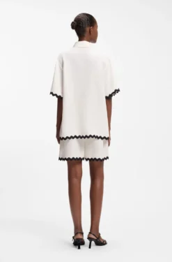 Relaxed-Fit Bluse mit kontrastfarbenem Zickzack-Band