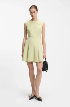 Ärmelloses Kleid mit goldfarbener Blumen-Brosche
