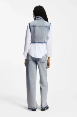Ärmellose Weste aus azurblauem Denim in Cropped-Länge