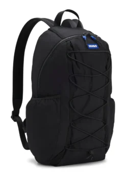 Rucksack mit blauem Logo-Aufnäher aus Gummi