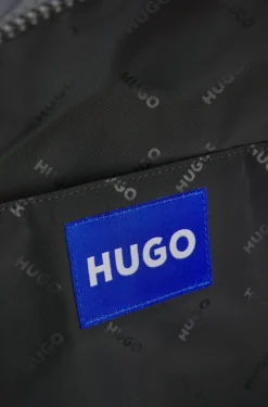 Rucksack mit blauem Logo-Aufnäher aus Gummi