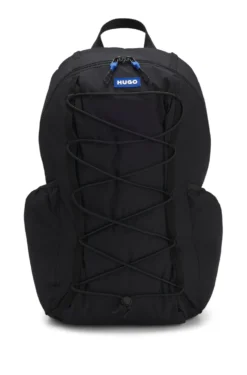 Rucksack mit blauem Logo-Aufnäher aus Gummi