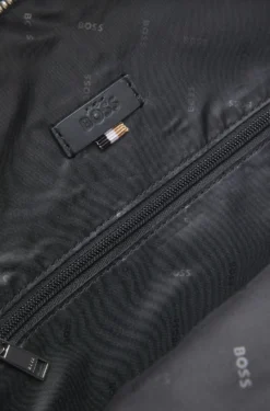 Rucksack mit mehreren Fächern und Lederbesätzen
