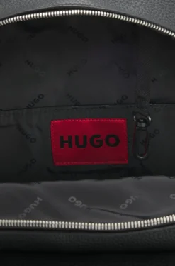 Rucksack mit Reißverschluss und Logo-Aufnäher aus Gummi