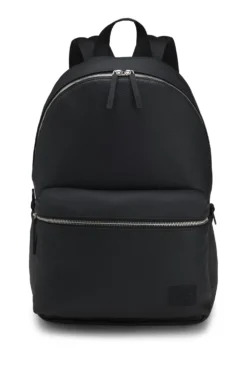 Rucksack mit Reißverschluss und Logo-Aufnäher aus Gummi