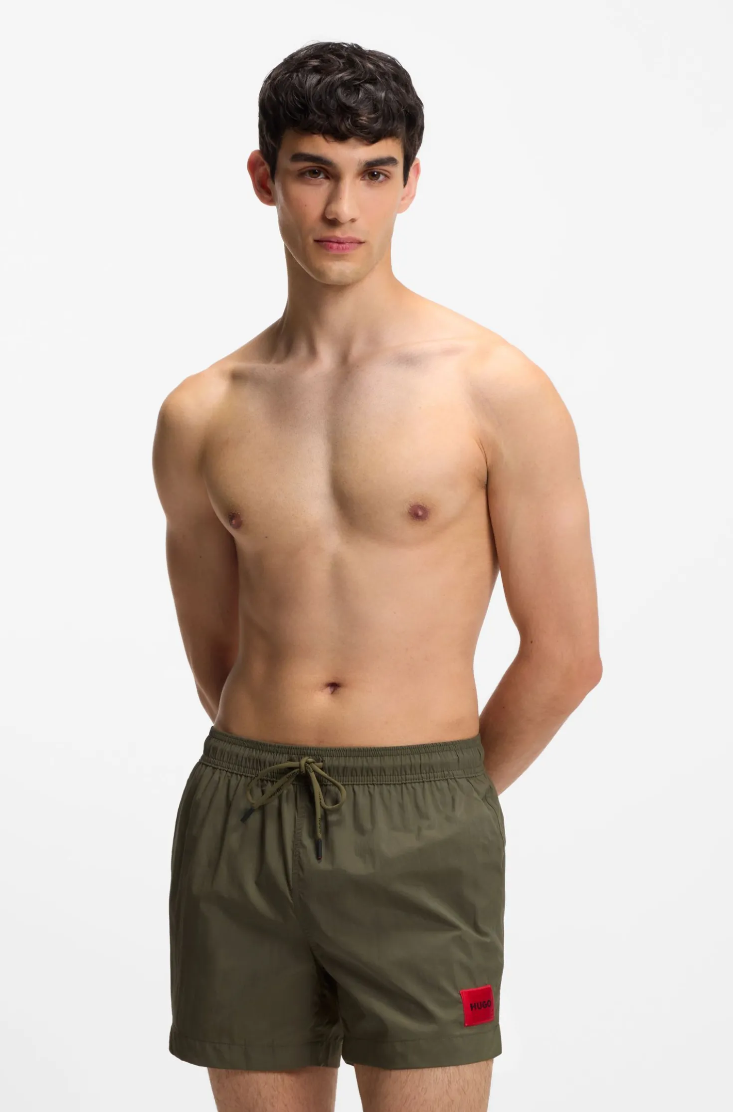 Schnell trocknende Badeshorts mit rotem Logo-Label