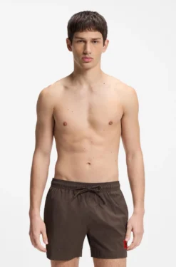 Schnell trocknende Badeshorts mit rotem Logo-Label