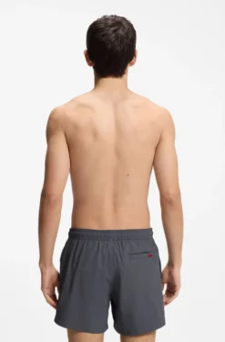 Schnell trocknende Badeshorts mit rotem Logo-Label
