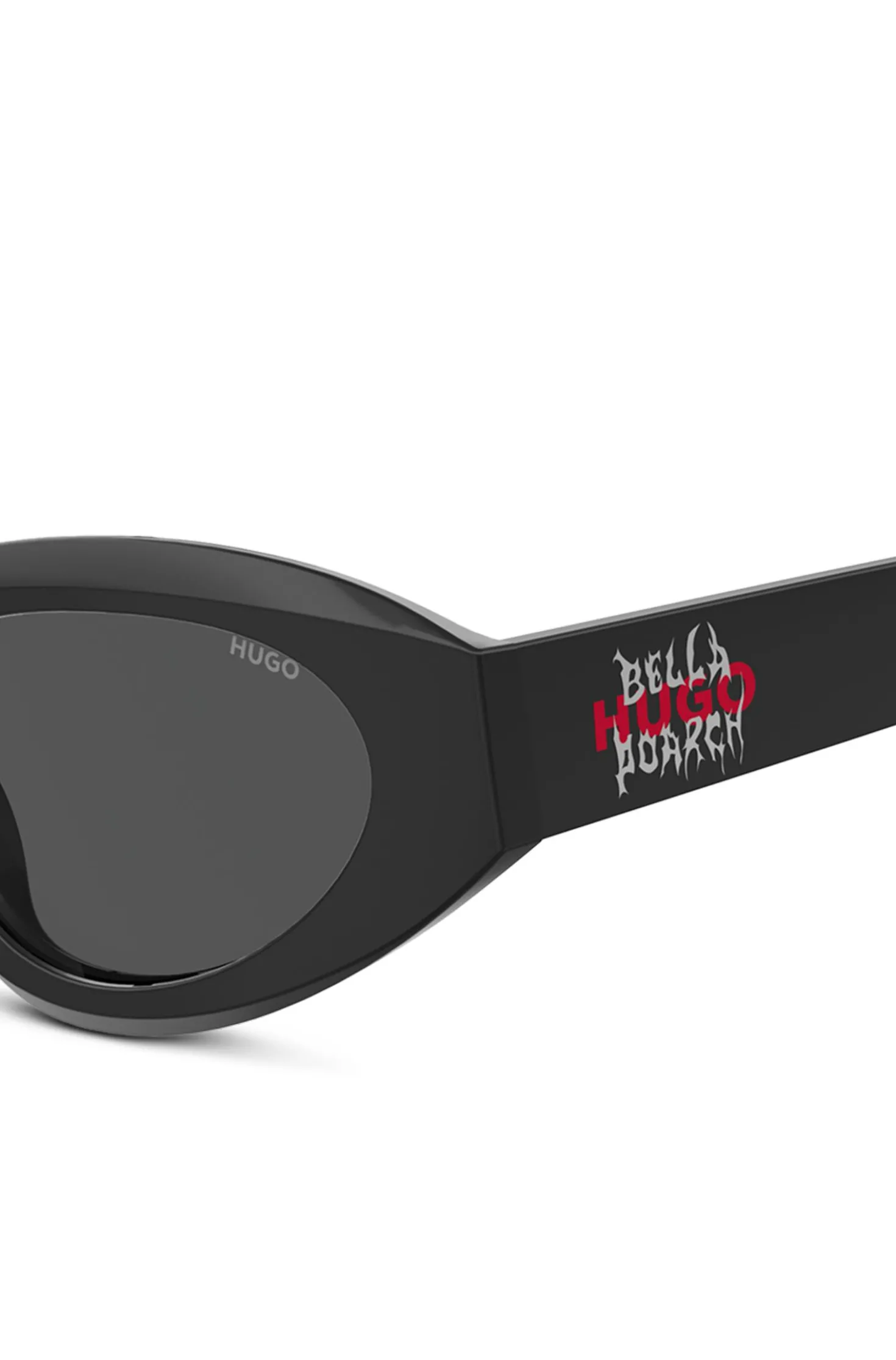 Schwarze HUGO x Bella Poarch Sonnenbrille mit speziellem Branding