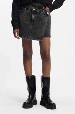 Schwarzer Denim-Rock mit asymmetrischem Bund