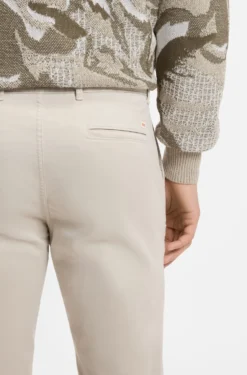 Slim-Fit Hose aus überfärbtem elastischem Satin