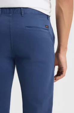 Slim-Fit Hose aus überfärbtem elastischem Satin