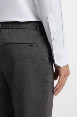 Slim-Fit Hose aus funktionalem Stretch-Gewebe