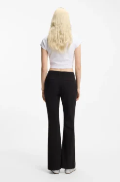 Slim-Fit Hose mit ausgestelltem Beinverlauf