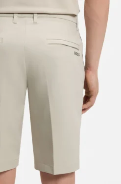 Slim-Fit Shorts aus wasserabweisendem Stretch-Gewebe