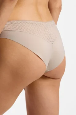 Slip mit niedriger Bundhöhe, goldfarbener Plakette und Monogramm-Spitze