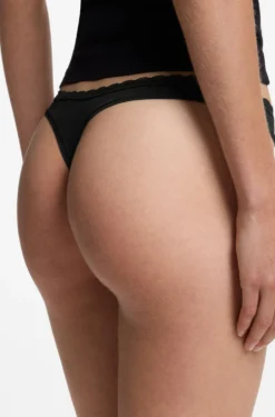 Slips mit niedriger Bundhöhe und tonalem Spitzenbesatz