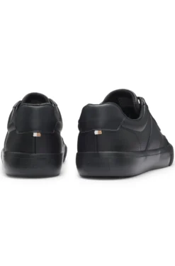 Sneakers aus genarbtem Kunstleder mit Besätzen aus echtem Leder