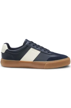 Sneakers aus genarbtem Kunstleder mit Besätzen aus echtem Leder