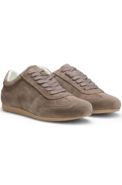 Sneakers aus Veloursleder mit Logo-Details