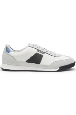 Sneakers aus verschiedenen Materialien mit gerippter Laufsohle