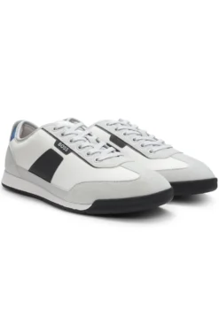 Sneakers aus verschiedenen Materialien mit gerippter Laufsohle