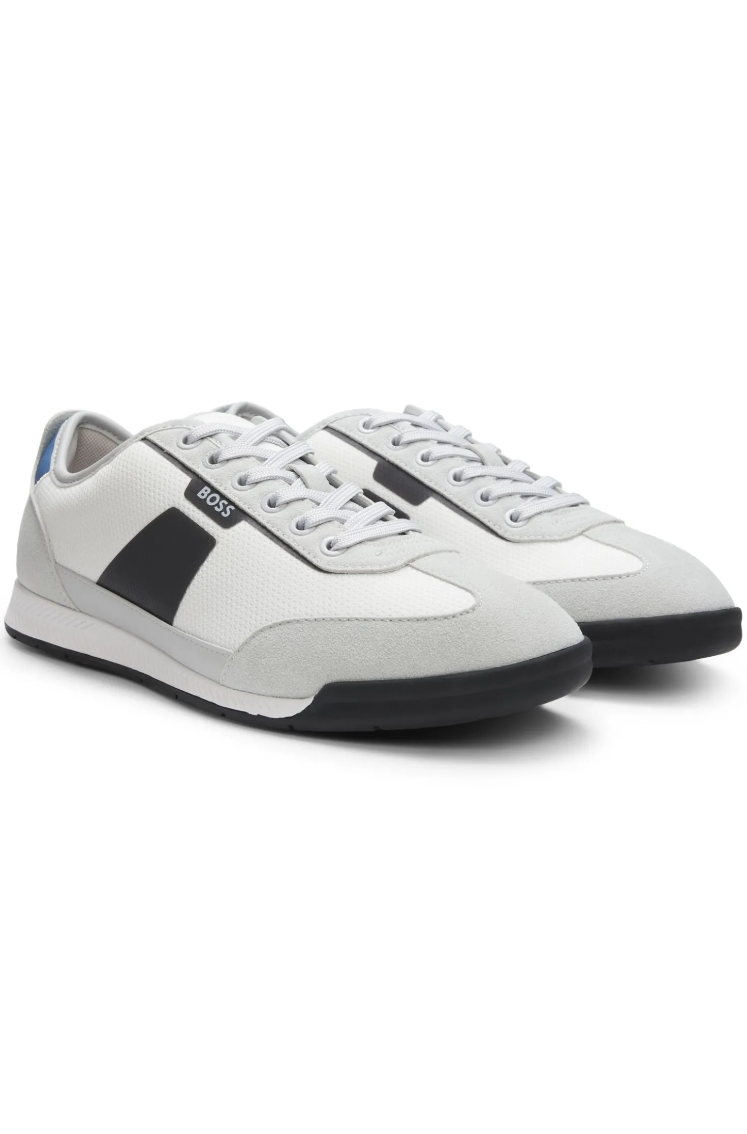 Sneakers aus verschiedenen Materialien mit gerippter Laufsohle