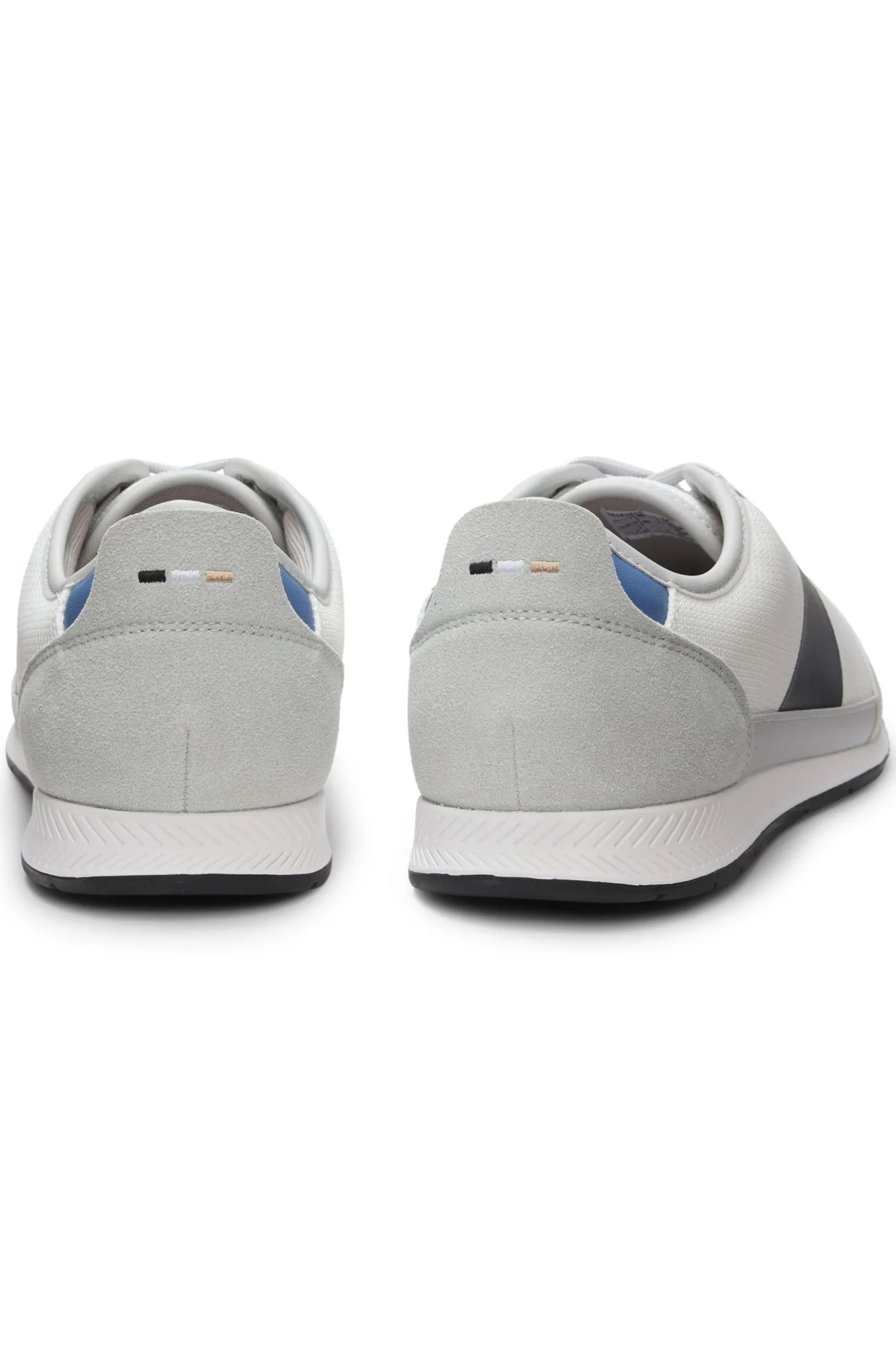 Sneakers aus verschiedenen Materialien mit gerippter Laufsohle