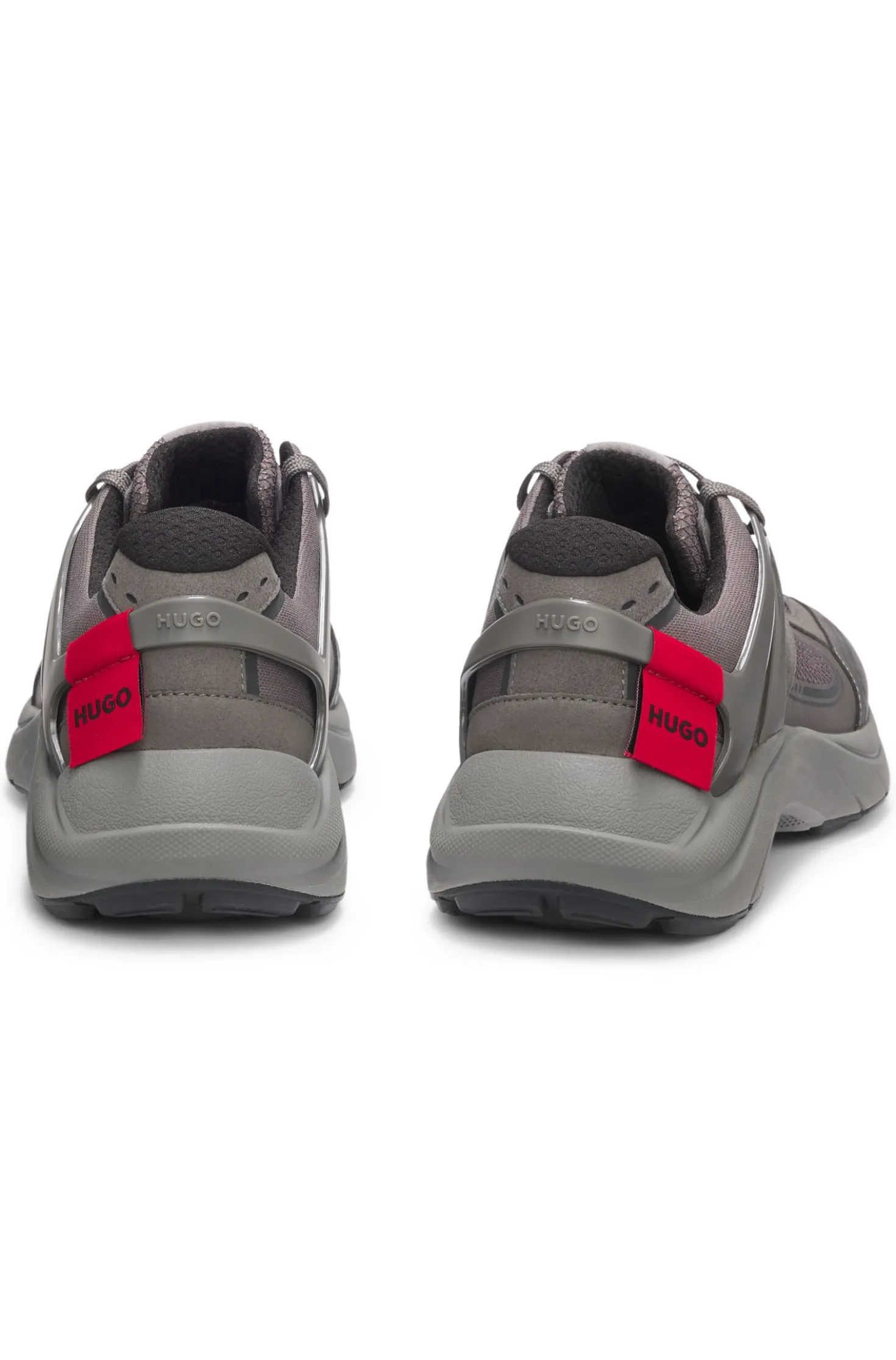 Sneakers aus verschiedenen Materialien mit Logo-Etikett
