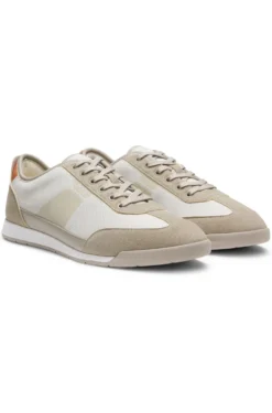 Sneakers aus verschiedenen Materialien mit gerippter Laufsohle