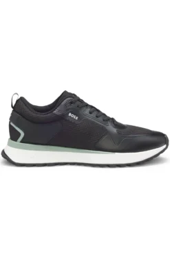Sneakers aus verschiedenen Materialien mit Mesh und Logos