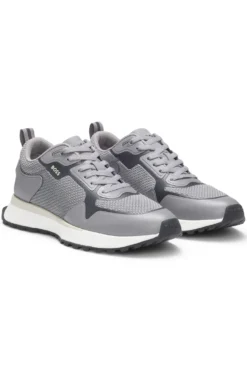 Sneakers aus verschiedenen Materialien mit Mesh und Logos