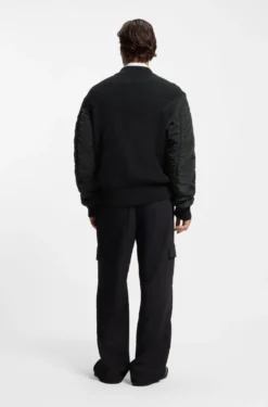 Strickjacke mit kontrastfarbenen Ärmeln