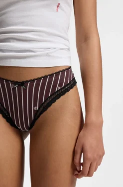 String aus elastischer Mikrofaser mit Spitzenbesatz
