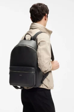 Strukturierter Rucksack mit poliertem Logo-Schriftzug