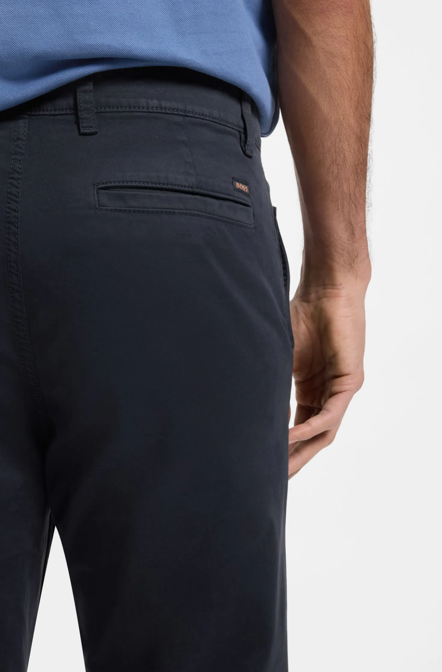 Tapered-Fit Hose aus Baumwoll-Satin mit Elasthan-Anteil