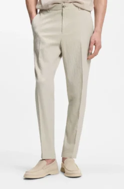 Tapered-Fit Hose aus Stretch-Baumwolle mit Seersucker-Struktur