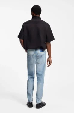Tapered-Fit Jeans aus hellblauem Used-Denim