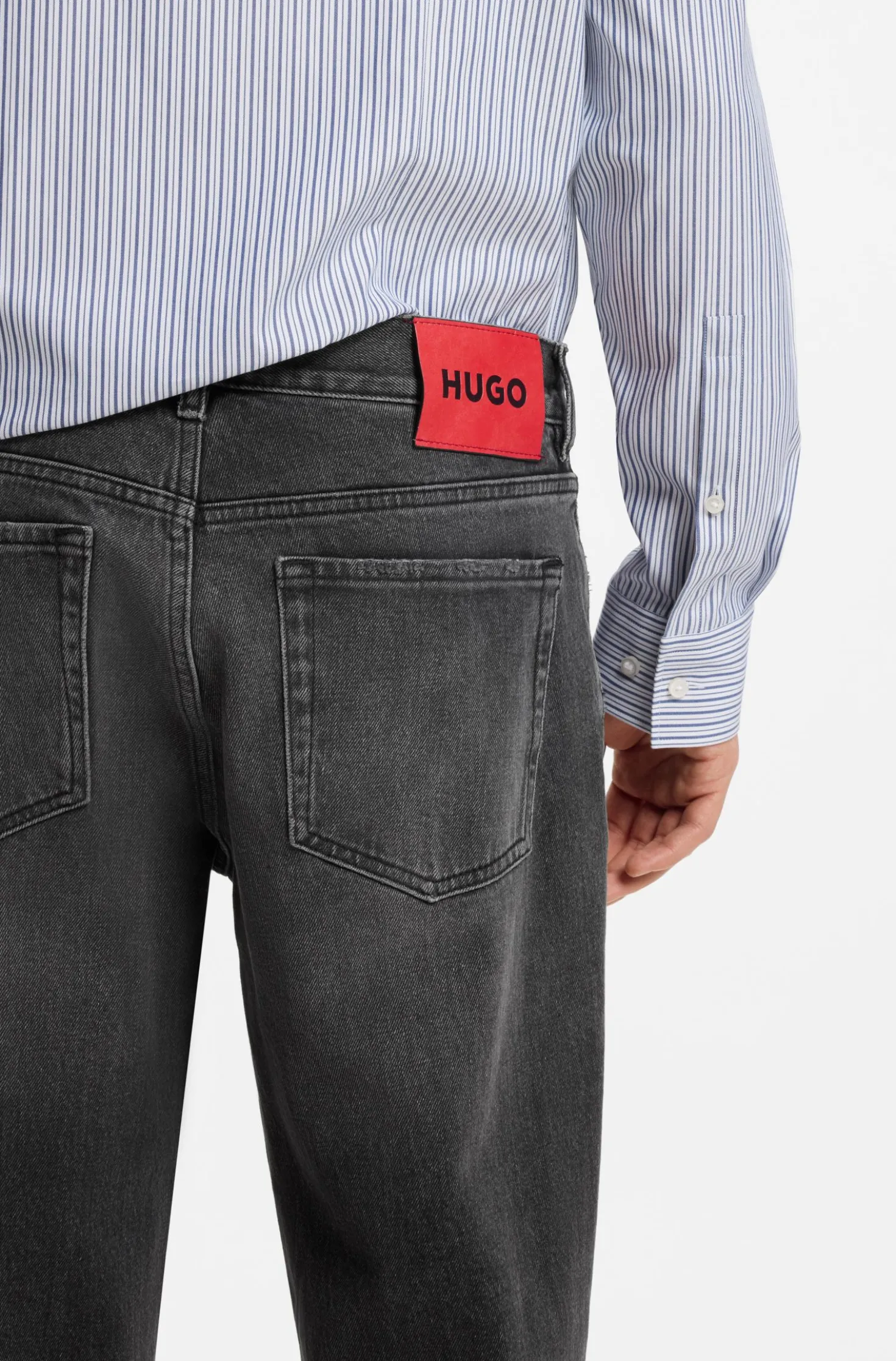 Tapered-Fit Jeans aus schwarzem Stretch-Denim