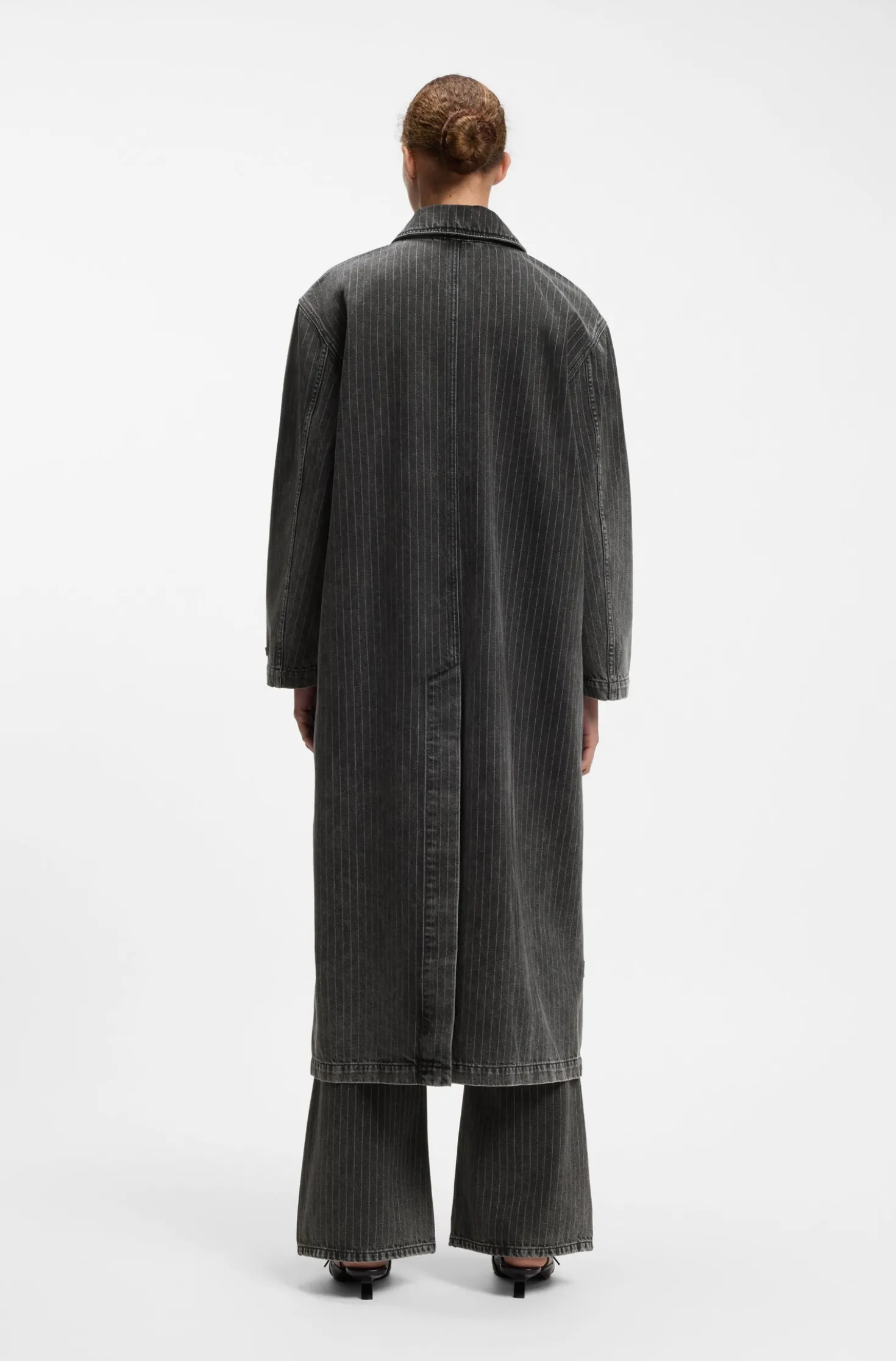 Trenchcoat aus schwarz gewaschenem Denim mit Nadelstreifen