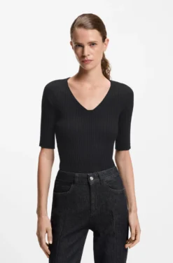T-Shirt aus strukturiertem Strick mit tonalen Knopf-Details