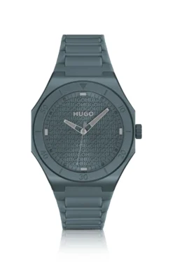 Uhr aus blauem Aluminium mit Logo-Struktur auf dem Zifferblatt