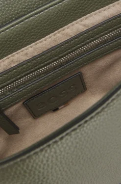 Umhängetasche aus genarbtem Kunstleder mit Double-B-Monogramm