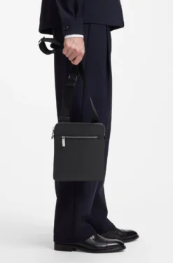 Umhängetasche aus Leder mit Logo-Prägung