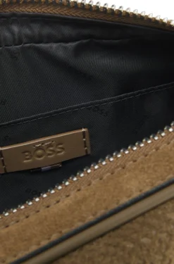 Umhängetasche aus Veloursleder mit Monogramm-Prägung