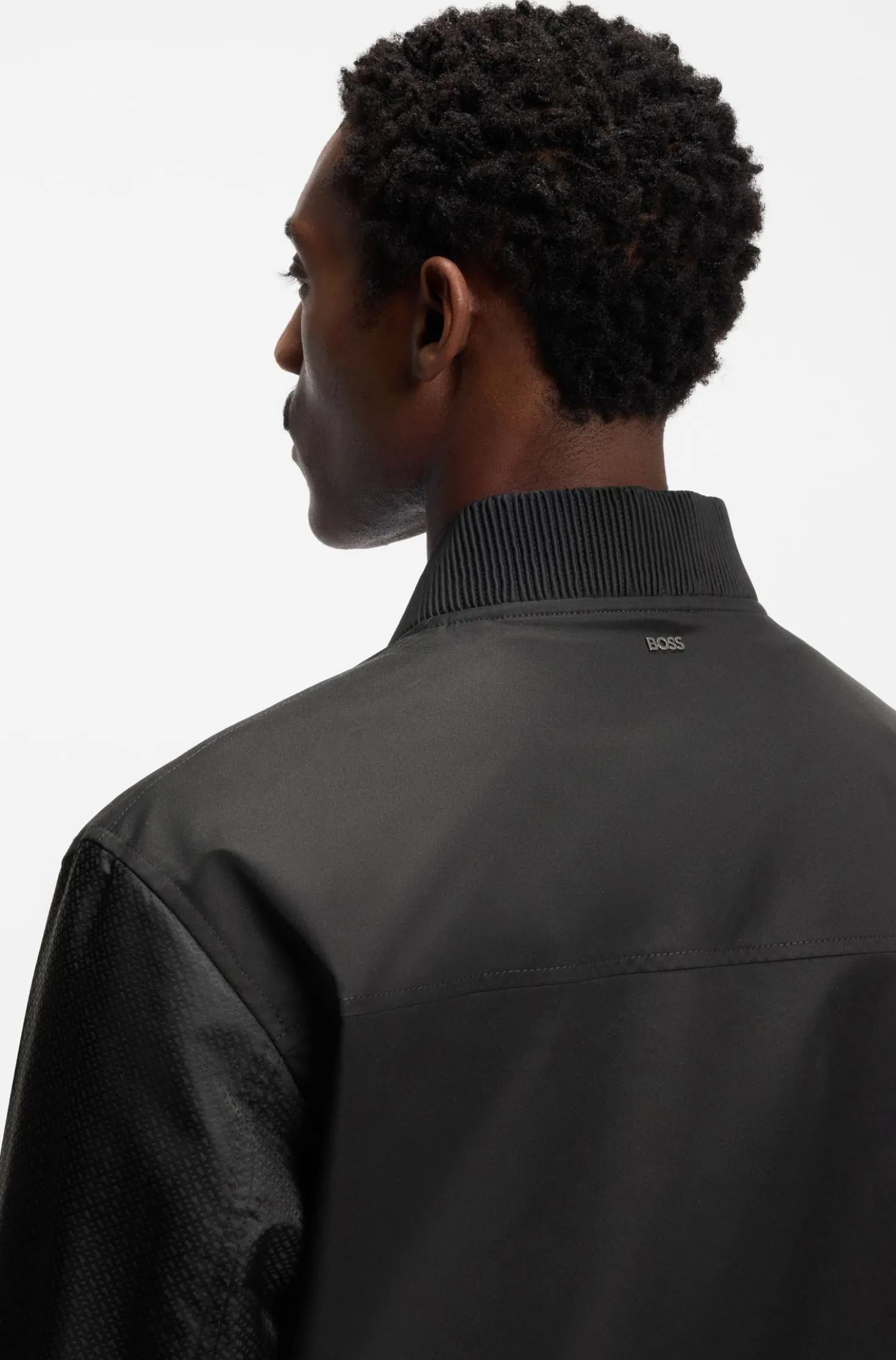Wasserabweisende Jacke mit Monogramm-Muster an den Ärmeln