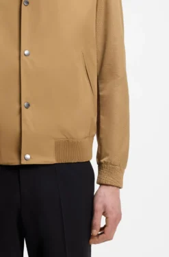 Wasserabweisende Jacke mit Monogramm-Muster an den Ärmeln