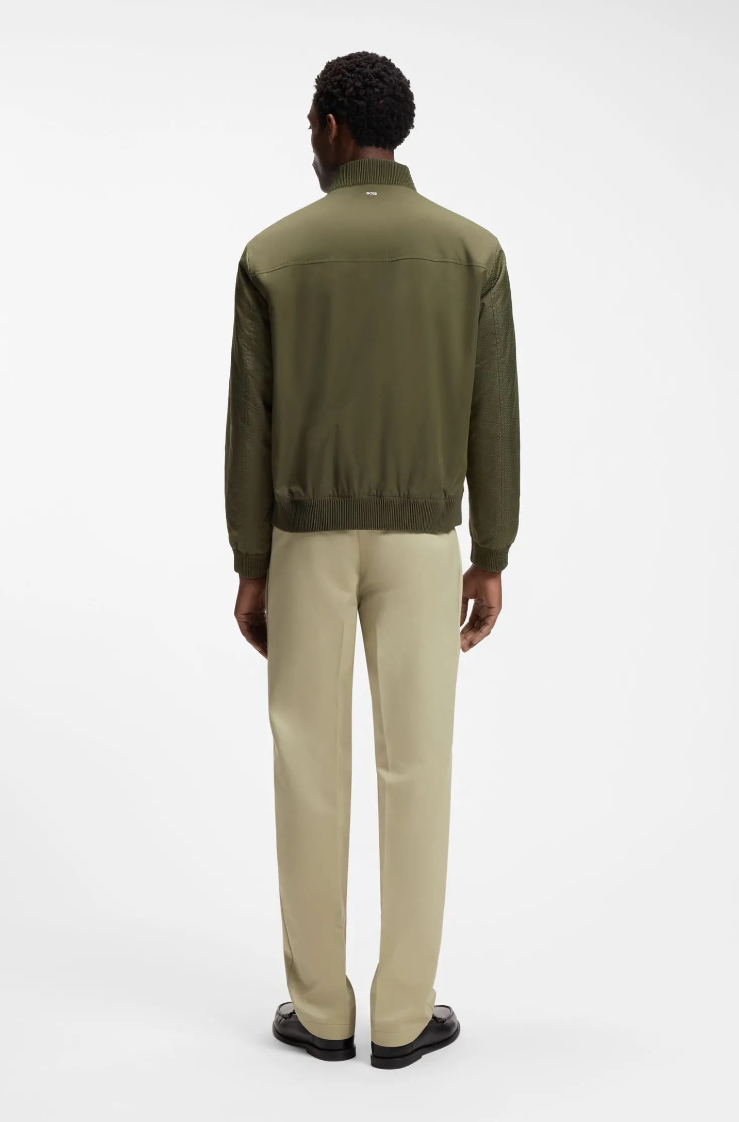 Wasserabweisende Jacke mit Monogramm-Muster an den Ärmeln