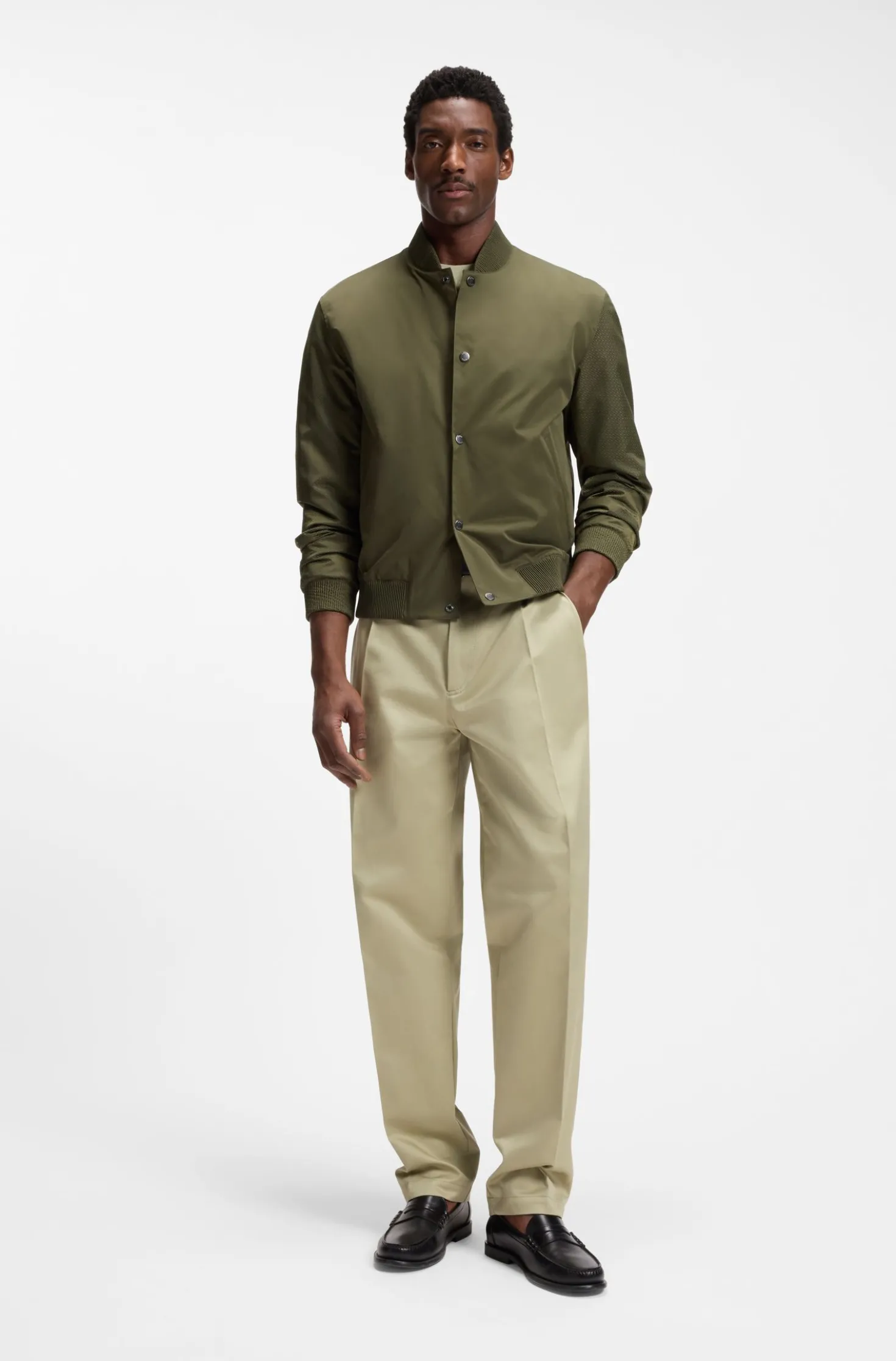 Wasserabweisende Jacke mit Monogramm-Muster an den Ärmeln